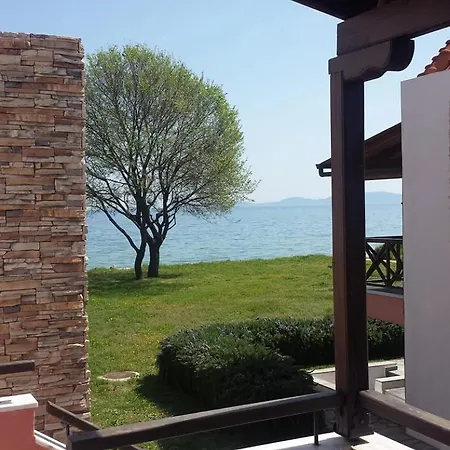 Beachfront Stylish Maisonette In 伊里斯斯