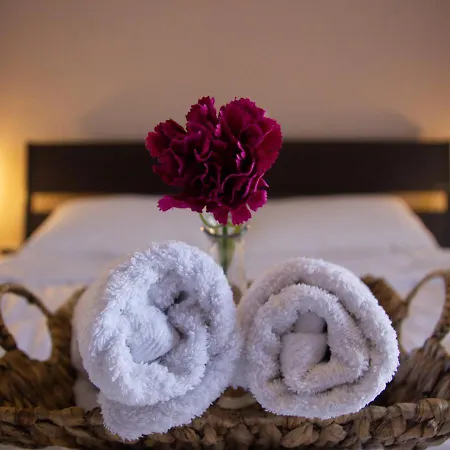 بيت للعطل Beachfront Stylish Maisonette In