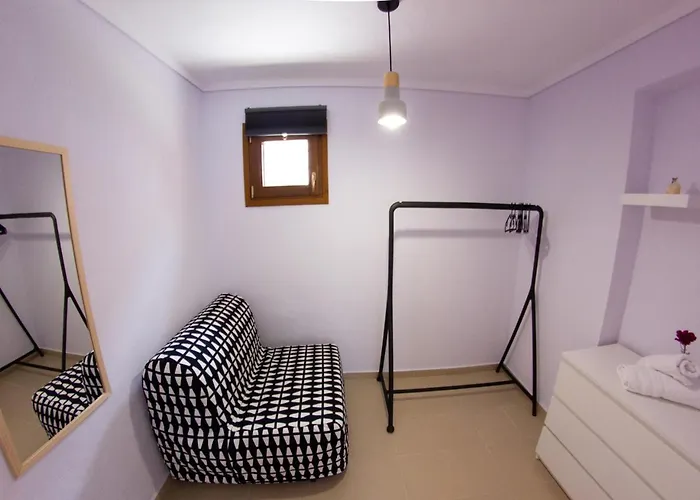 Hébergement de vacances Beachfront Stylish Maisonette In *