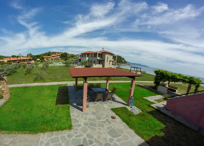 Beachfront Stylish Maisonette In Hébergement de vacances Ierissos