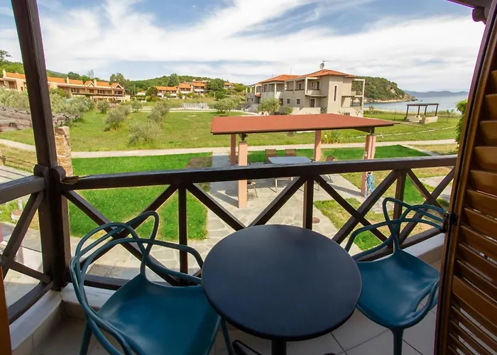 Beachfront Stylish Maisonette In Hébergement de vacances