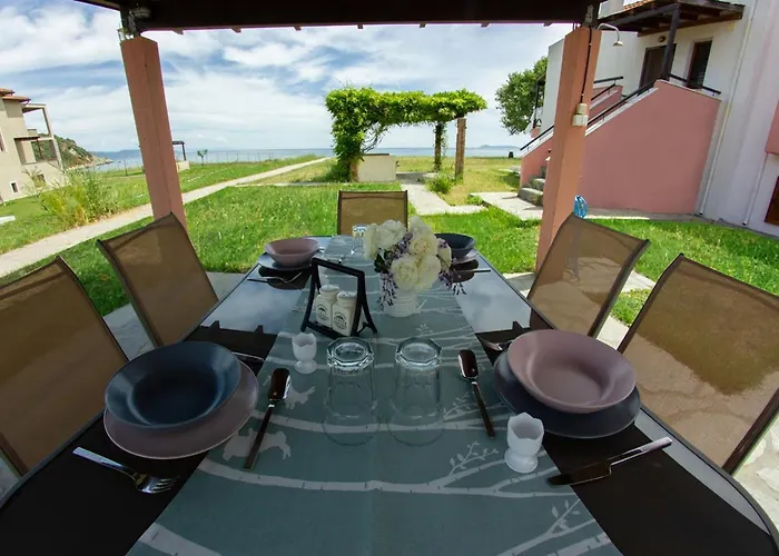 Beachfront Stylish Maisonette In Hébergement de vacances Ierissos