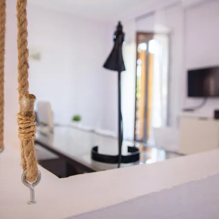 Beachfront Stylish Maisonette In Case de vacanță *