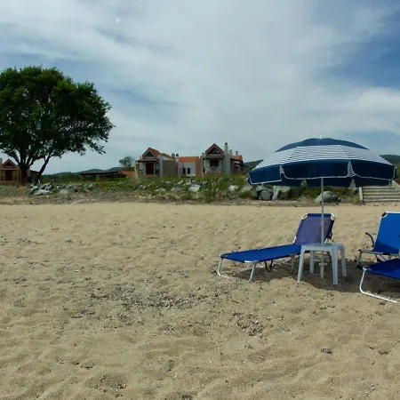 Beachfront Stylish Maisonette In Case de vacanță *