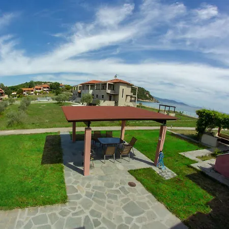 Beachfront Stylish Maisonette In Case de vacanță Ierissos