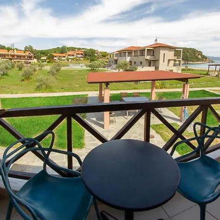 Beachfront Stylish Maisonette In Case de vacanță