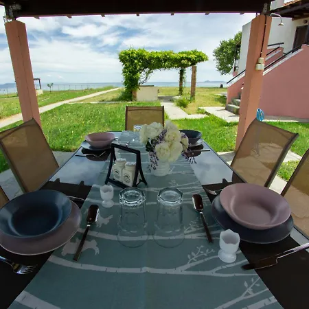 Beachfront Stylish Maisonette In Casa vacanze Ierissós